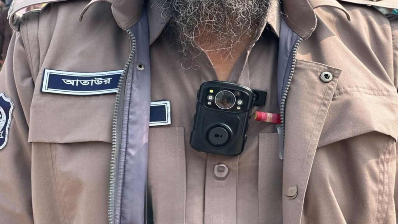 রংপুরে পুলিশি কার্যক্রমে স্বচ্ছতা ও জবাবদিহিতা নিশ্চিত করতে যুক্ত হলো আধুনিক 'বডি ওর্ন' ক্যামেরা