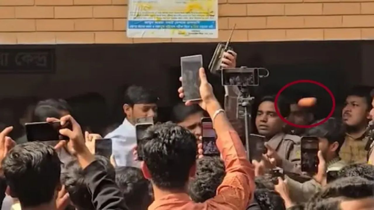 অনাকাঙ্ক্ষিত পরিস্থিতির শিকার নাসীরুদ্দীন পাটওয়ারী আবারও ডিম নিক্ষেপের ঘটনা