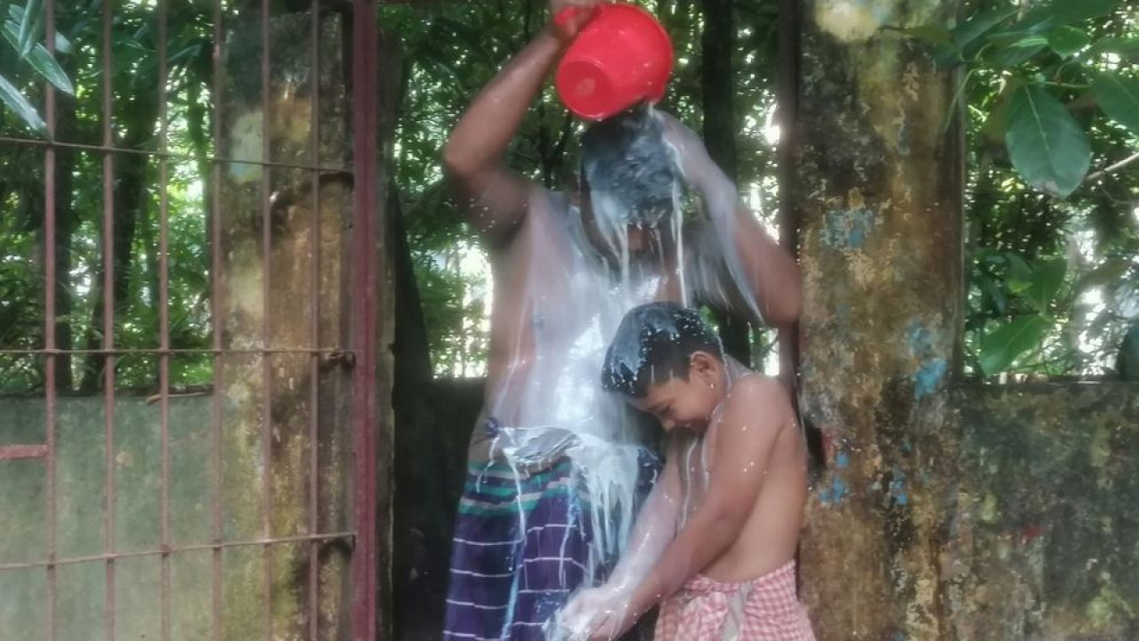 বিবাহ বিচ্ছেদের পর অভিনব উদযাপন স্ত্রীর ছবি গলায় ঝুলিয়ে দুধ দিয়ে গোসল যুবকের