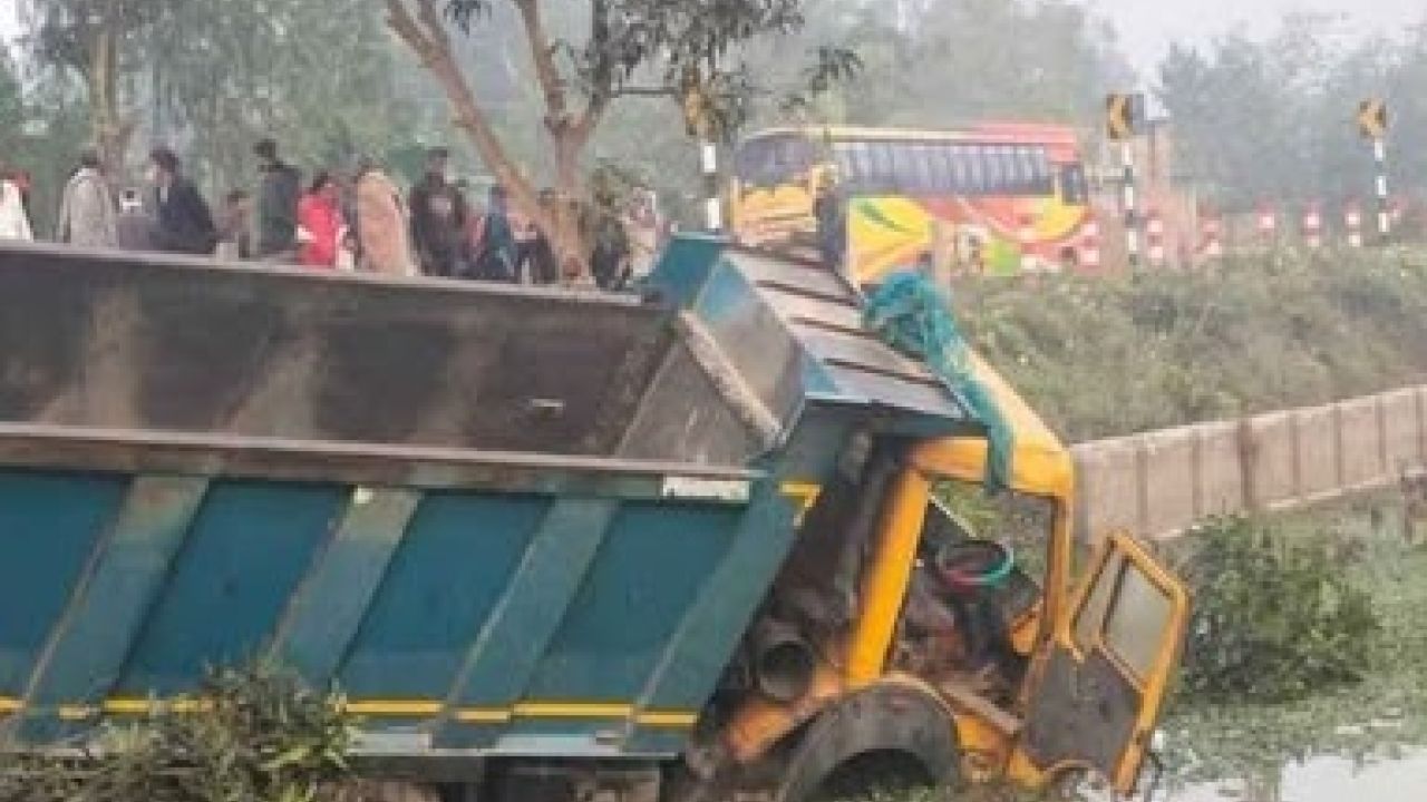 নওগাঁয় মর্মান্তিক সড়ক দুর্ঘটনা ডাম্প ট্রাকের চাপায় ঝরল ৫টি তাজা প্রাণ