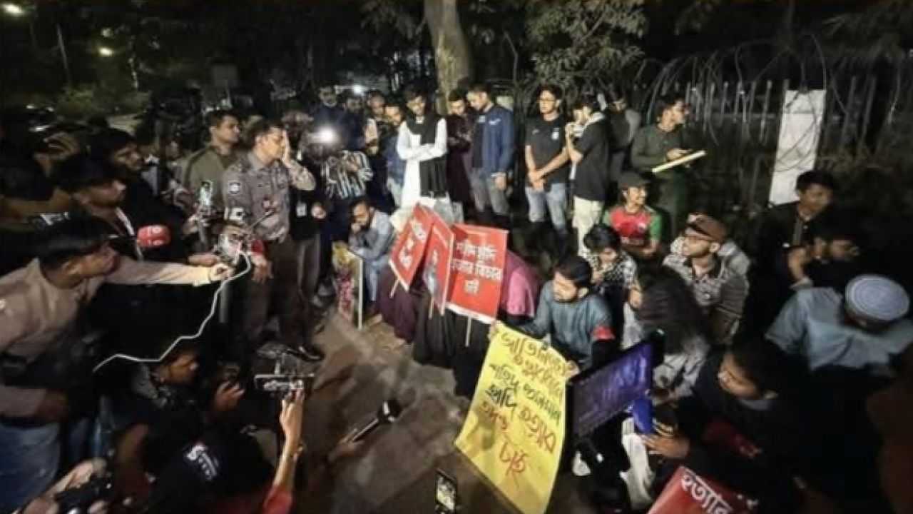 দুধের সন্তান নিয়ে কি রাজপথে নামতে হবে? —  বিচারের দাবিতে যমুনার সামনে শহিদ হাদির স্ত্রীর কান্নাজড়িত প্রশ্ন