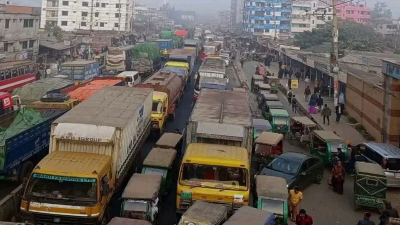 গাজীপুরের দুই মহাসড়কে ৫০ কিলোমিটার দীর্ঘ যানজট, তিনগুণ ভাড়ায় চরম ভোগান্তিতে যাত্রীরা