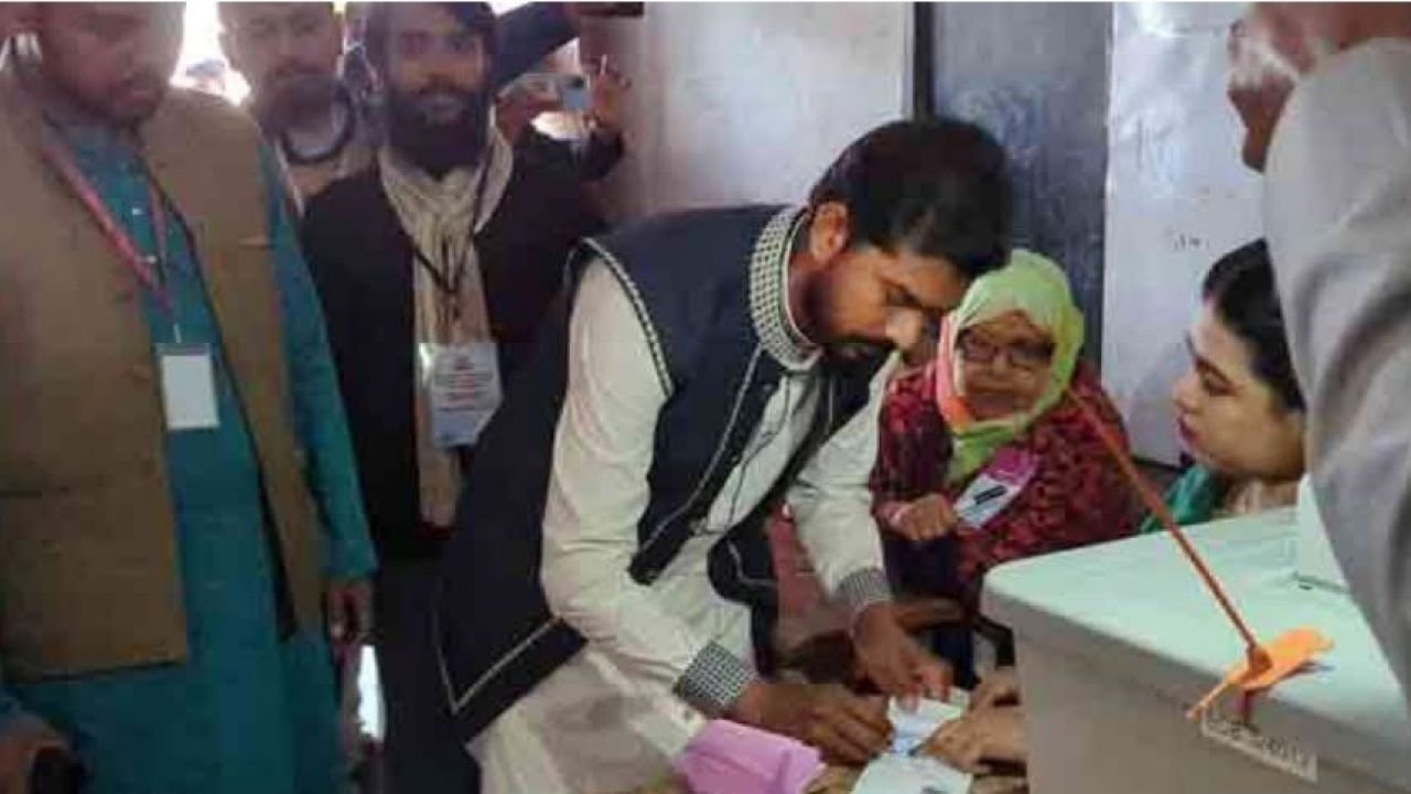 গলাচিপায় ভোটাধিকার প্রয়োগ: নিজের কেন্দ্রে জীবনের প্রথম ভোট দিলেন ভিপি নুর