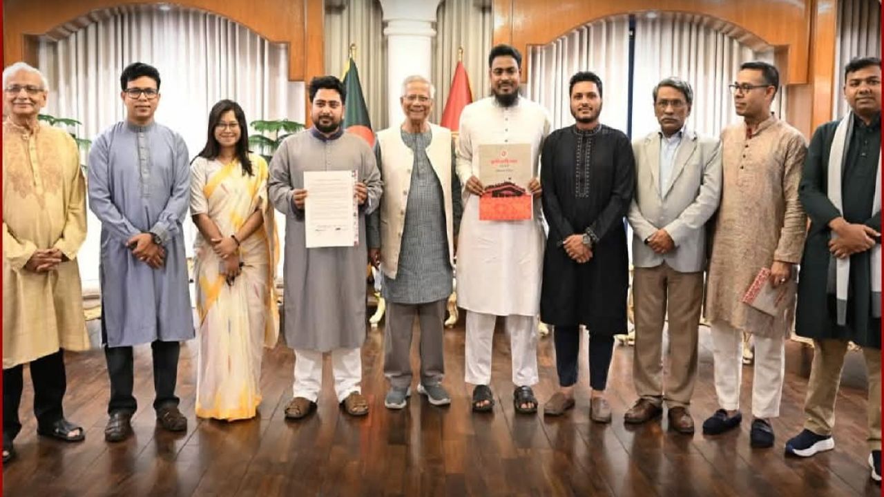 জুলাই জাতীয় সনদ’ হস্তান্তর: এনসিপিকে ধন্যবাদ জানালেন প্রধান উপদেষ্টা