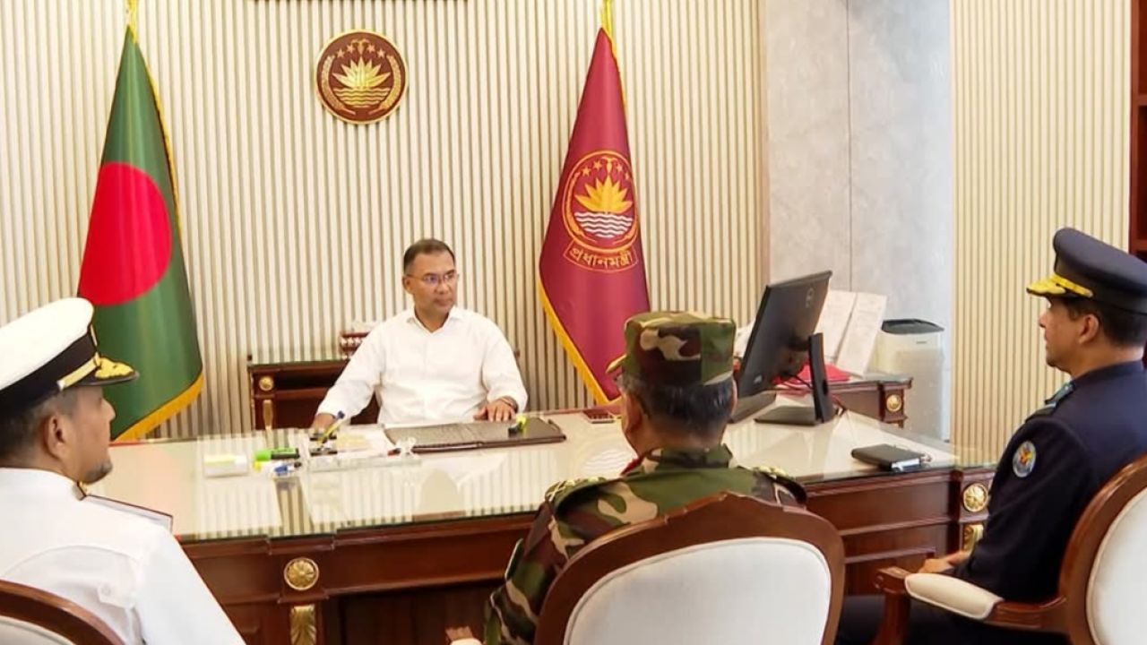 প্রধানমন্ত্রীর কার্যালয়ে তিন বাহিনী প্রধানের গুরুত্বপূর্ণ বৈঠক