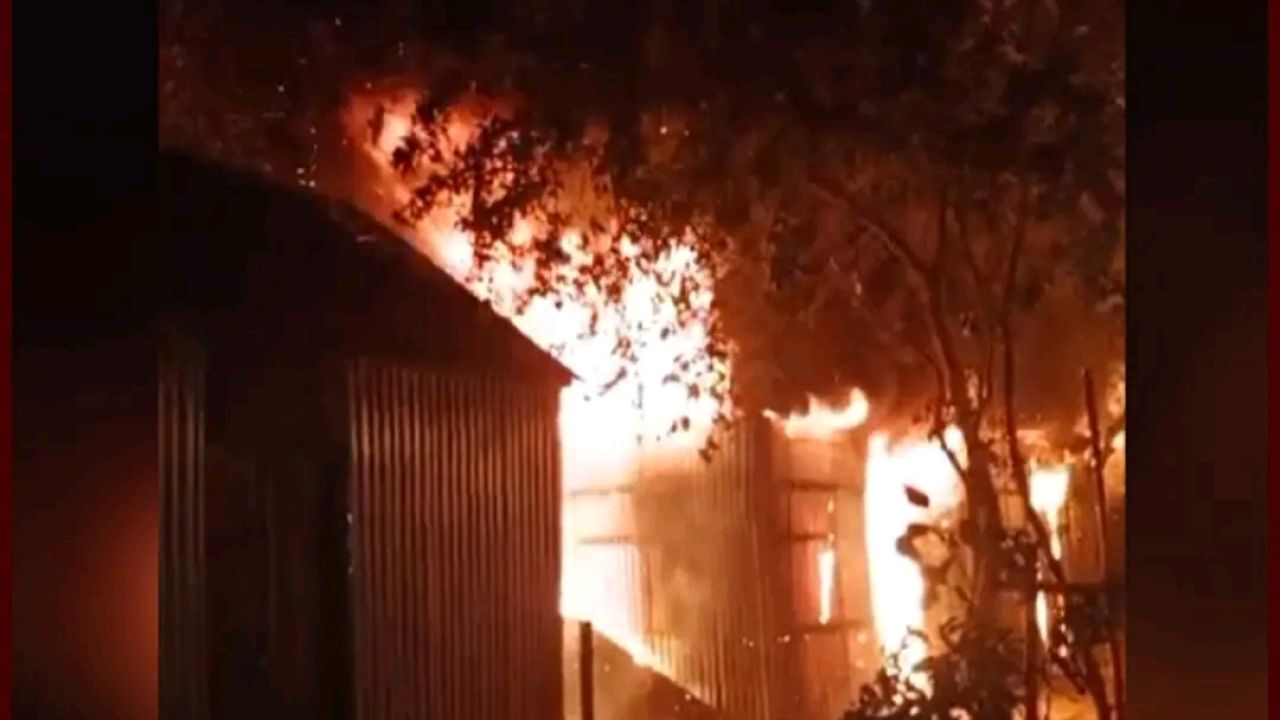 কিশোরগঞ্জে রাতের আঁধারে ভয়াবহ অগ্নিকাণ্ড: নানাবাড়িতে বেড়াতে এসে দগ্ধ হলো শিশু