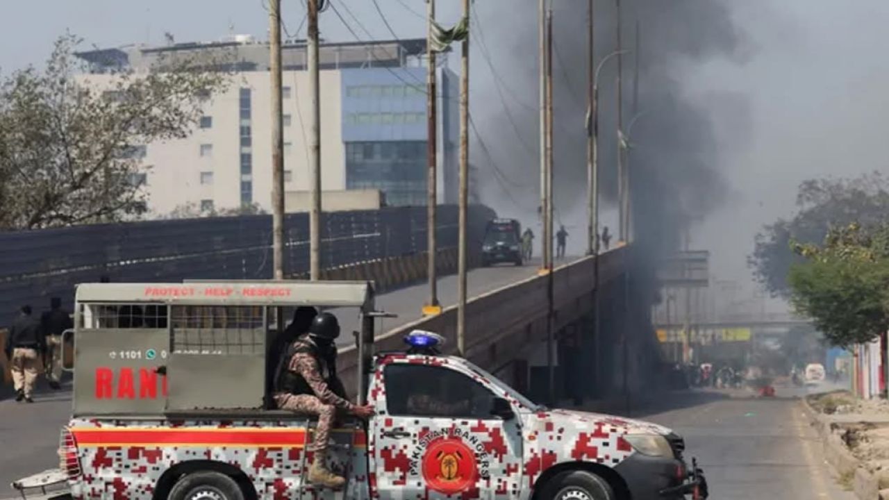 পাকিস্তানে মার্কিন কনস্যুলেট ঘিরে উত্তাল বিক্ষোভ: আইনশৃঙ্খলা রক্ষাকারী বাহিনীর সাথে সংঘর্ষে ৯ জনের প্রাণহানি