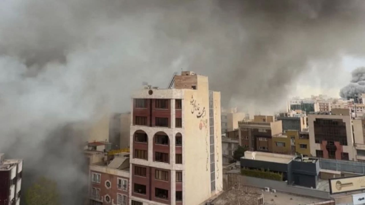 হামলার আশঙ্কায় ঘাঁটি ছাড়ছেন ইরানি কমান্ডাররা, চরম ঝুঁকিতে সাধারণ সেনারা