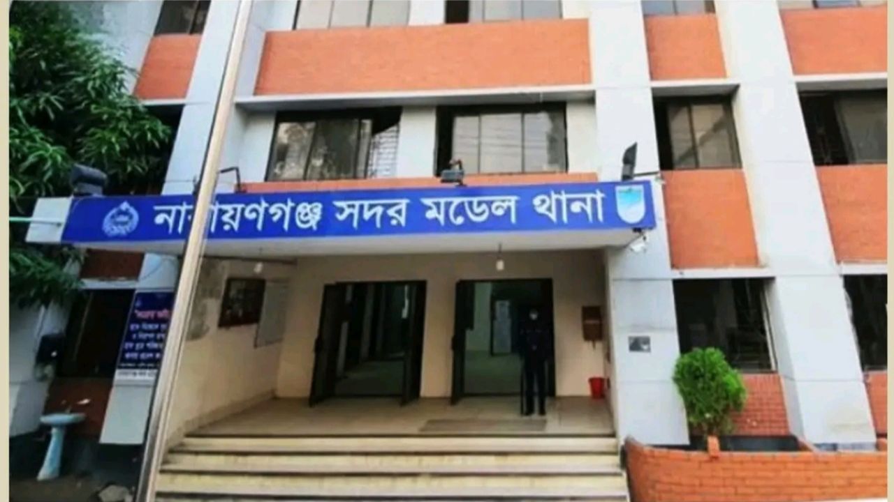 নারায়ণগঞ্জে অন-ডিউটি পুলিশের পিস্তল ছিনতাই