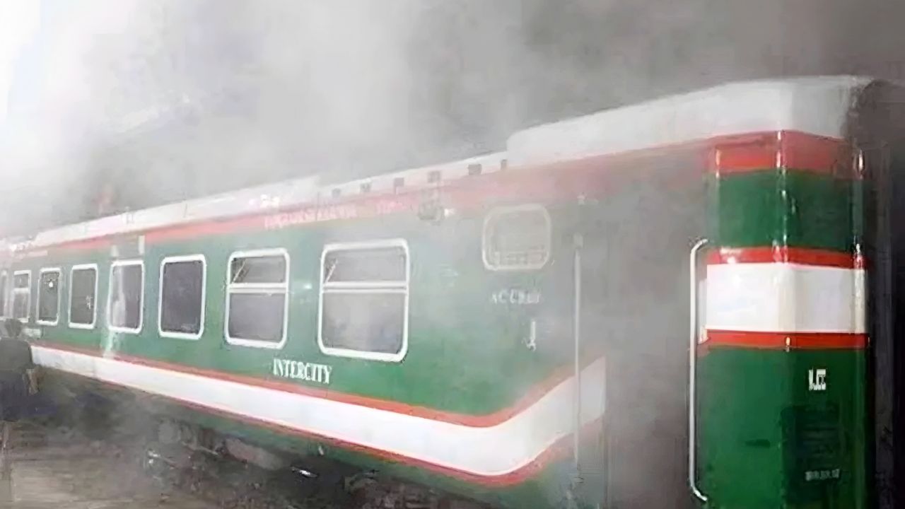 উপবন এক্সপ্রেসের ইঞ্জিনে অগ্নিকাণ্ড: সিলেটের সঙ্গে রেল যোগাযোগ সাময়িক ব্যাহত