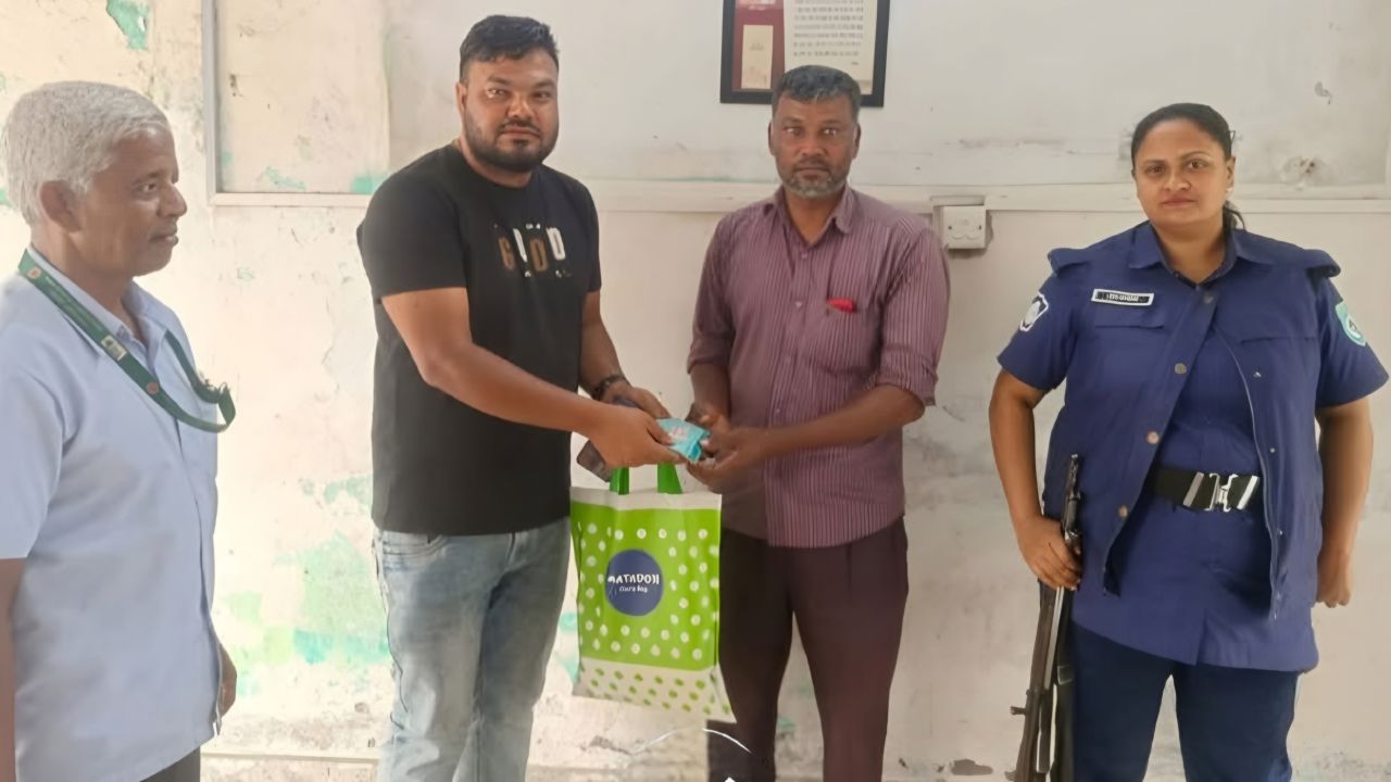 কুড়িয়ে পাওয়া অর্থসহ মানিব্যাগ প্রকৃত মালিকের হাতে তুলে দিলেন পুলিশ সদস্য