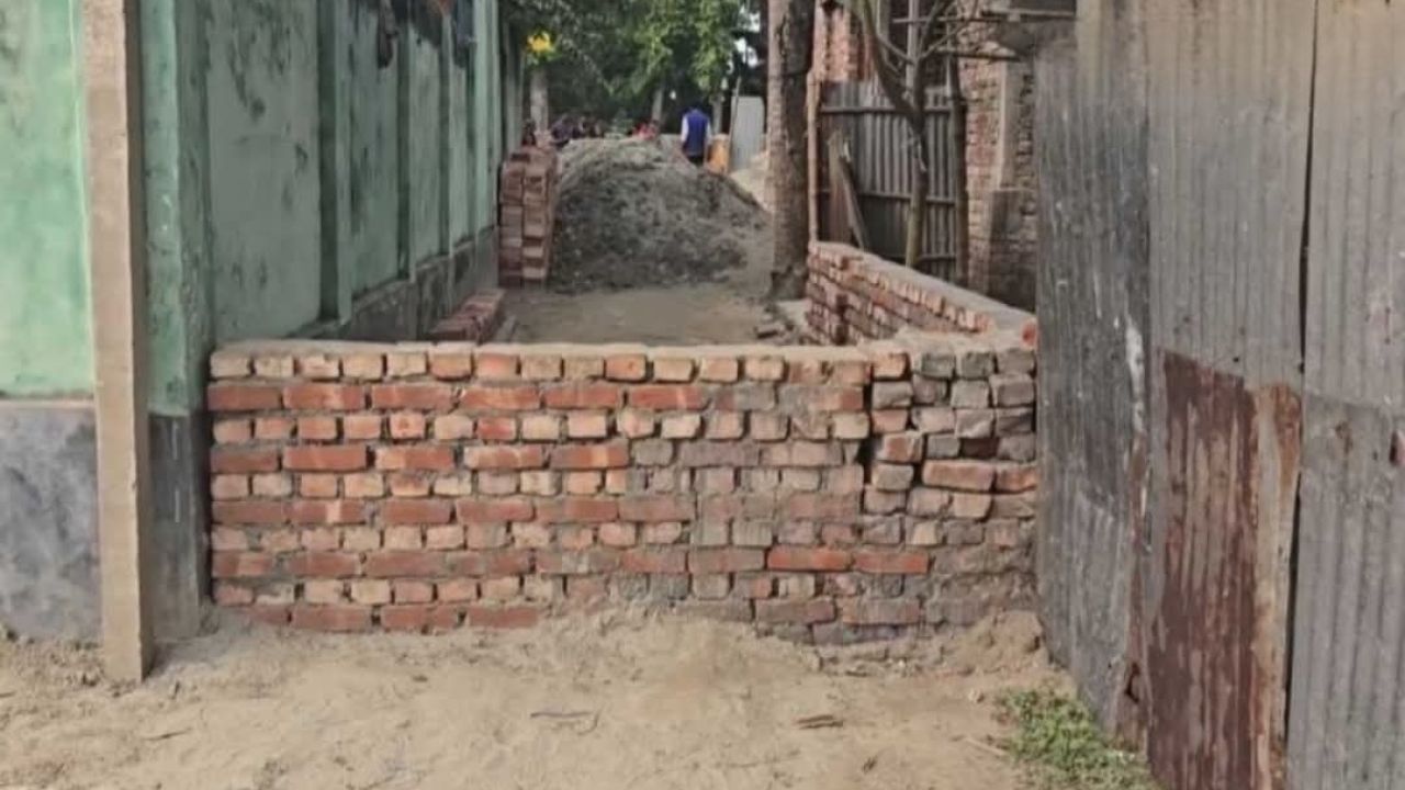 জামালপুরে প্রেমের দ্বন্দ্বের জেরে চলাচলের পথ বন্ধ: অবরুদ্ধ ২৫ পরিবার চরম দুর্ভোগে