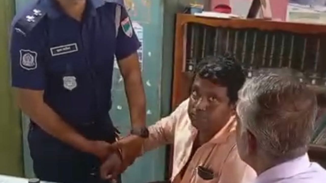 সাতক্ষীরায় ধর্মীয় অনুভূতিতে আঘাতের অভিযোগে শিক্ষক কারাগারে: ষড়যন্ত্রের শিকার বলে দাবি অভিযুক্তের